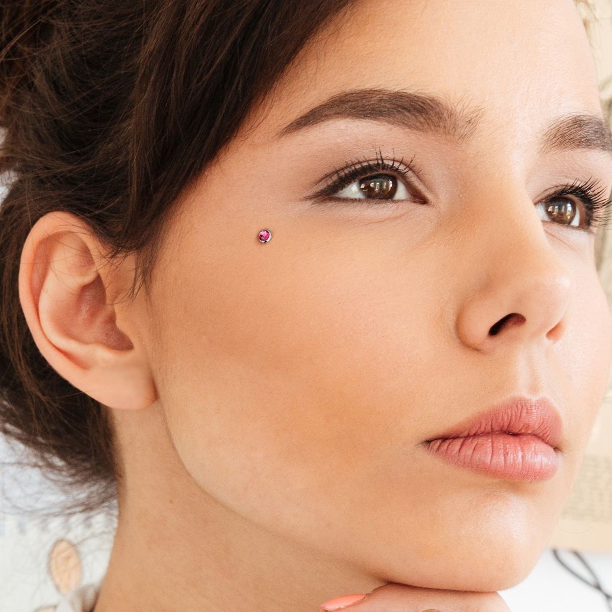 Dermal anchor kinnitus erinevat tooni kivikestega