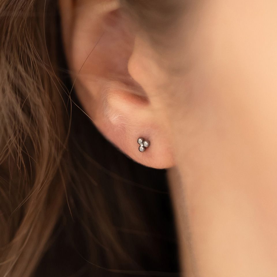 Titaanist push-in labret kolmnurkse kuulikobaraga pealsega