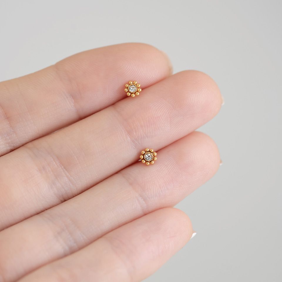 Pisikeste kuulikestega sisekeermega labret