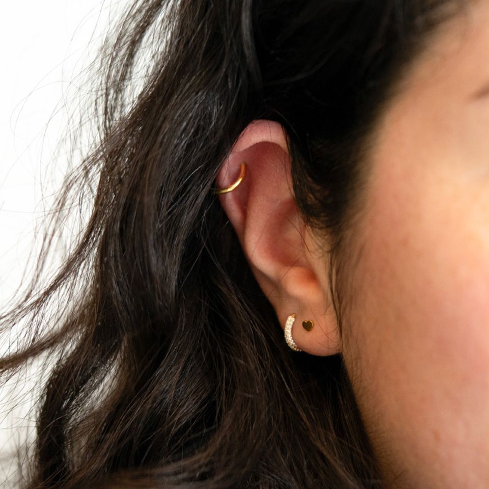 Labret neet kaunistatud südame disainiga