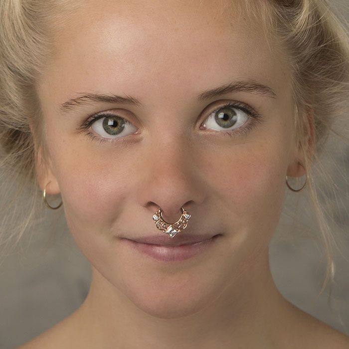 Septum neet kaunistatud keerudisaini ja nelinurkse kivikesega