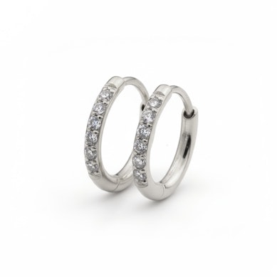 Paar kirurgilisest terasest kivikestega huggie rõngaid