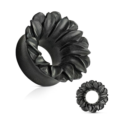 Musta värvi orgaanilisest puidust lillemotiiviga tunnel