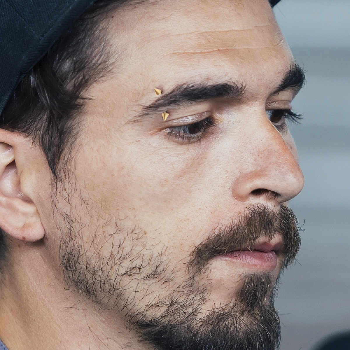 Kullatud kaardus neet koonusotstega