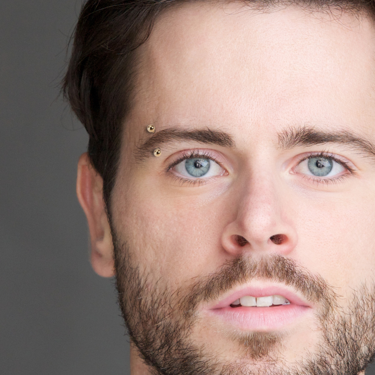 Punase kullaga kaetud kaardus neet