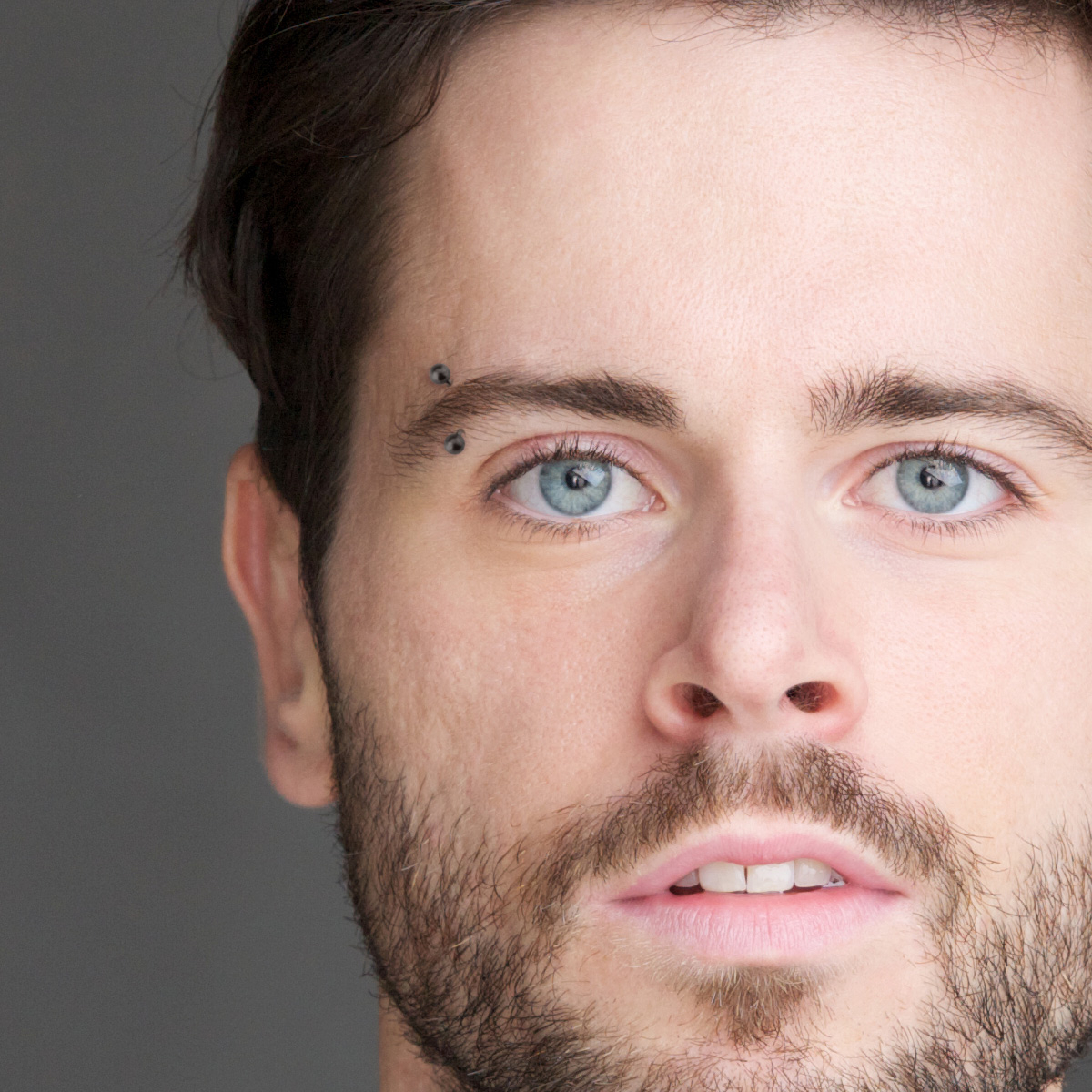 Matjas musta värvi kaardus neet