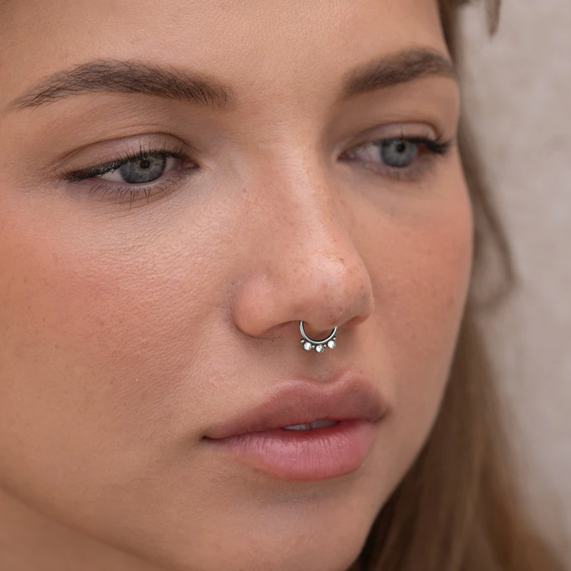 Võlts septum rõngas kolme kivikesega ja väikeste helmestega