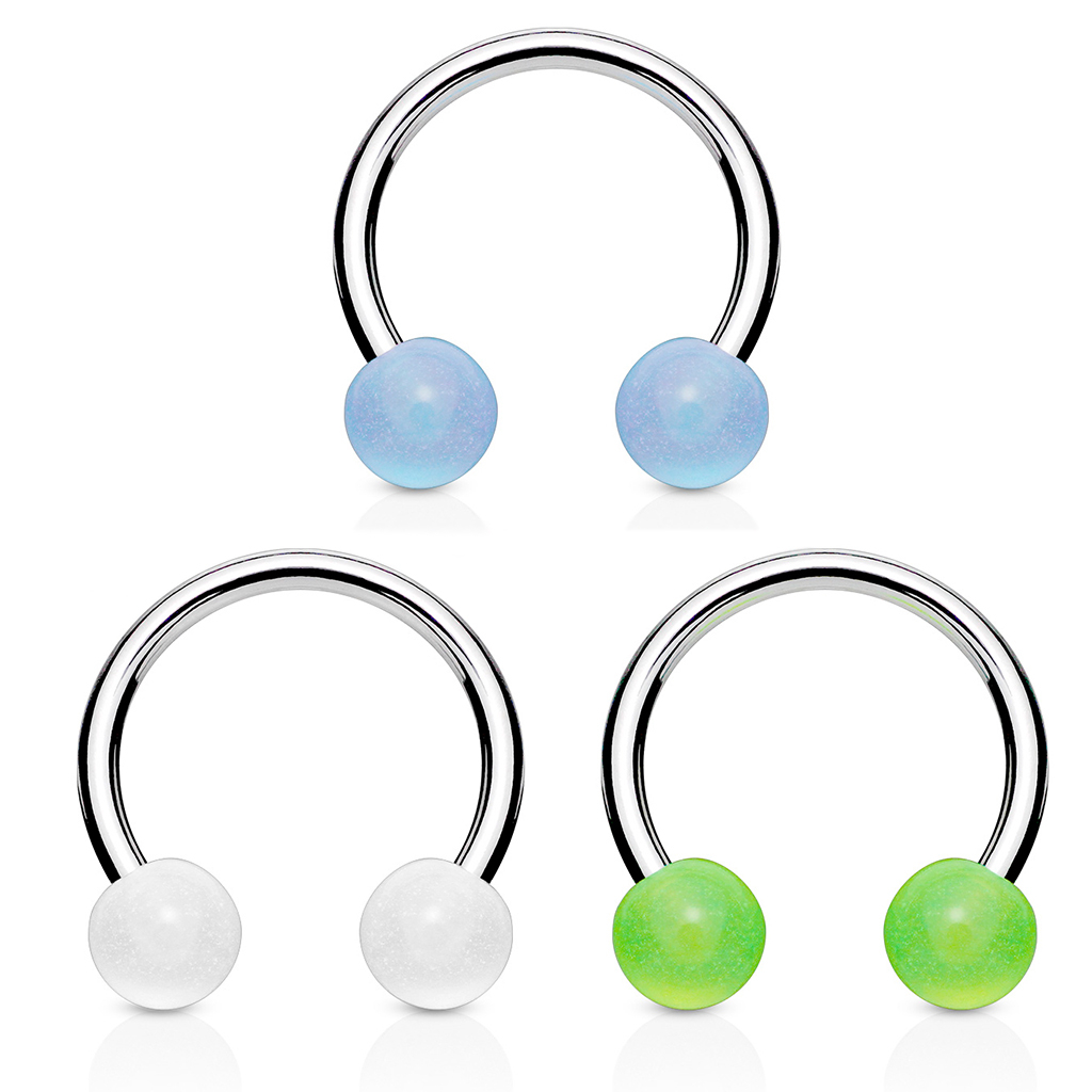 Pakis 3 hobuseraua kujulist neeti pimedas helendavate kuulikestega