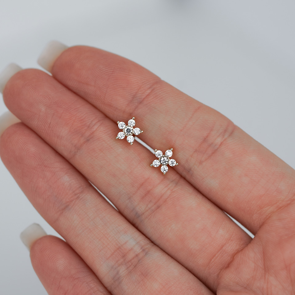 Kivikestega kaetud lilleõie kujuline labret sisekeermega