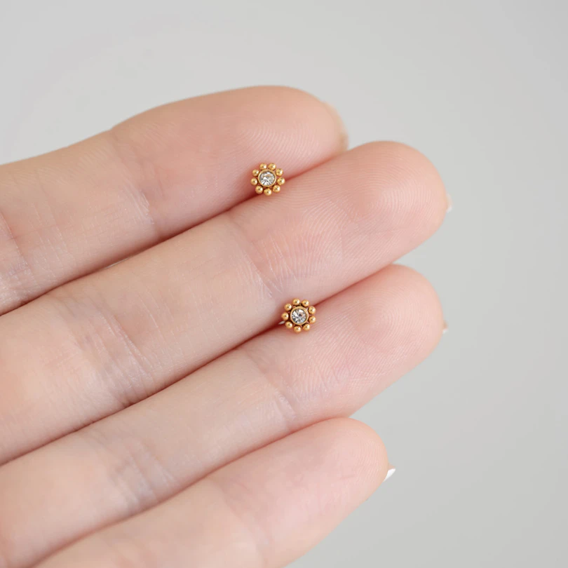 Pisikeste kuulikestega sisekeermega labret