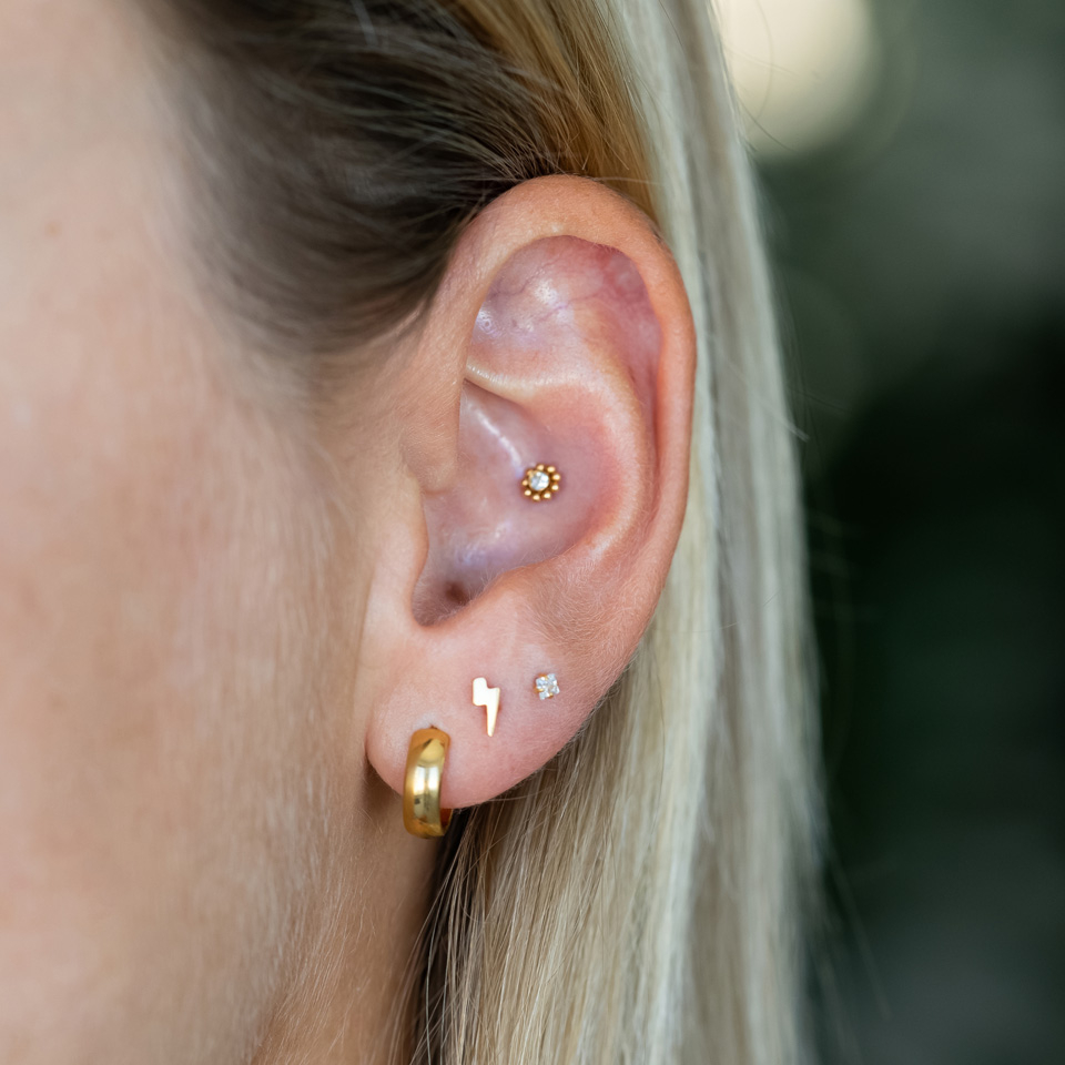 Pisikeste kuulikestega sisekeermega labret