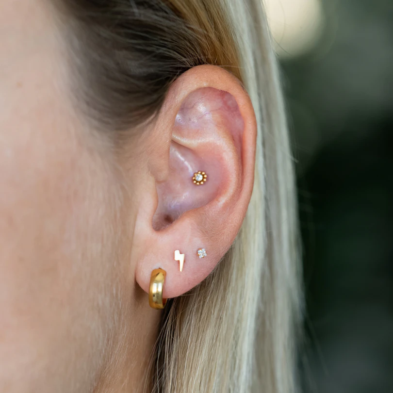 Pisikeste kuulikestega sisekeermega labret