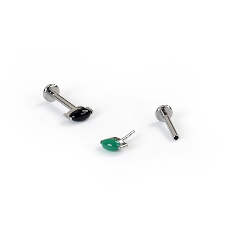 Titaanist labret loodusliku kiviga