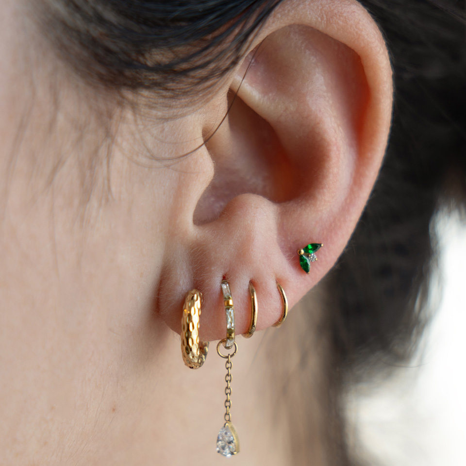 Titaanist labret smaragdist kivide paariga