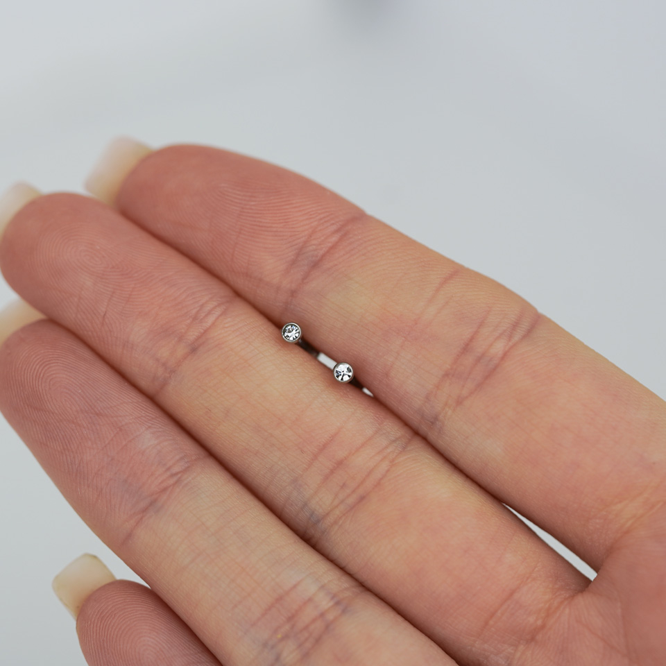 Sisekeermega labret neet kaunistatud väikese kiviga