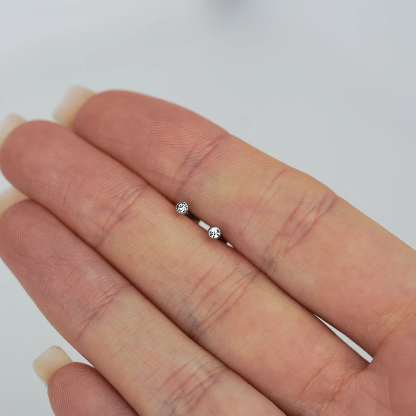 Sisekeermega labret neet kaunistatud väikese kiviga