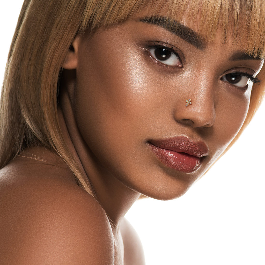 14-karaadisest kullast ninaneet kivikestega kaetud ristiga