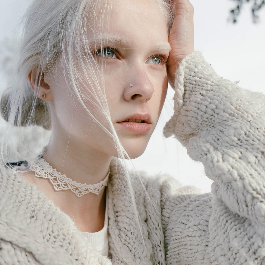 14-k kullast ninaehe kolmnurkse kiviga