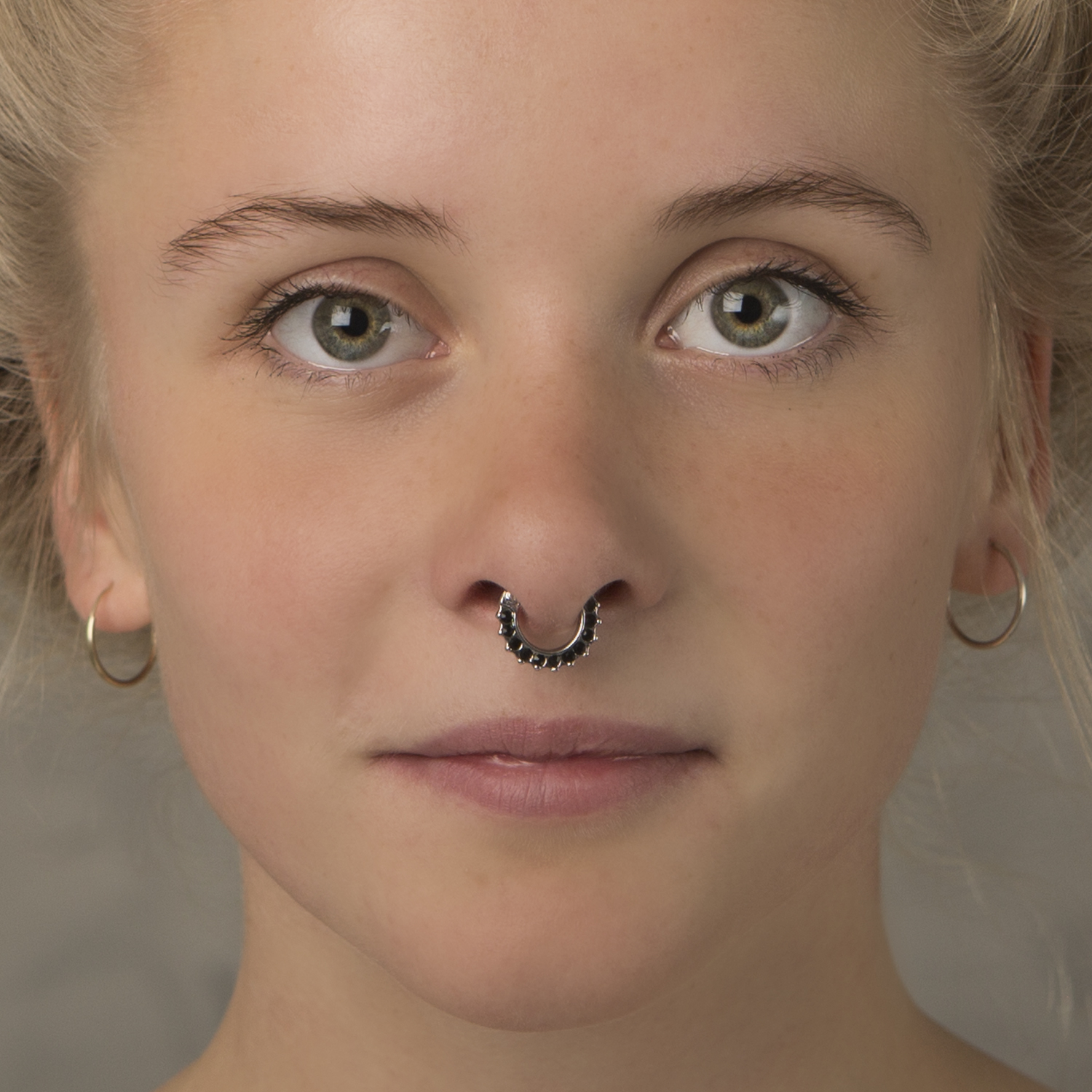 Kivikestega kaunistatud äärega septum neet