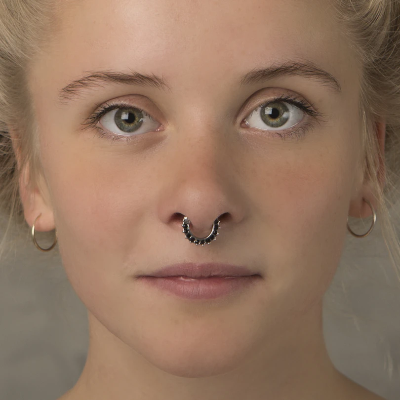 Kivikestega kaunistatud äärega septum neet