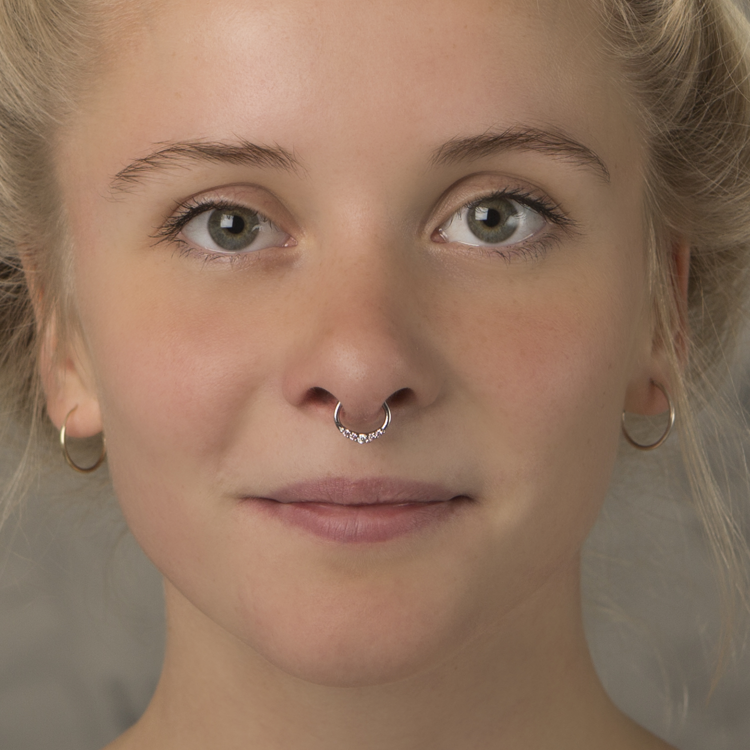 Septum neet viie kivikesega