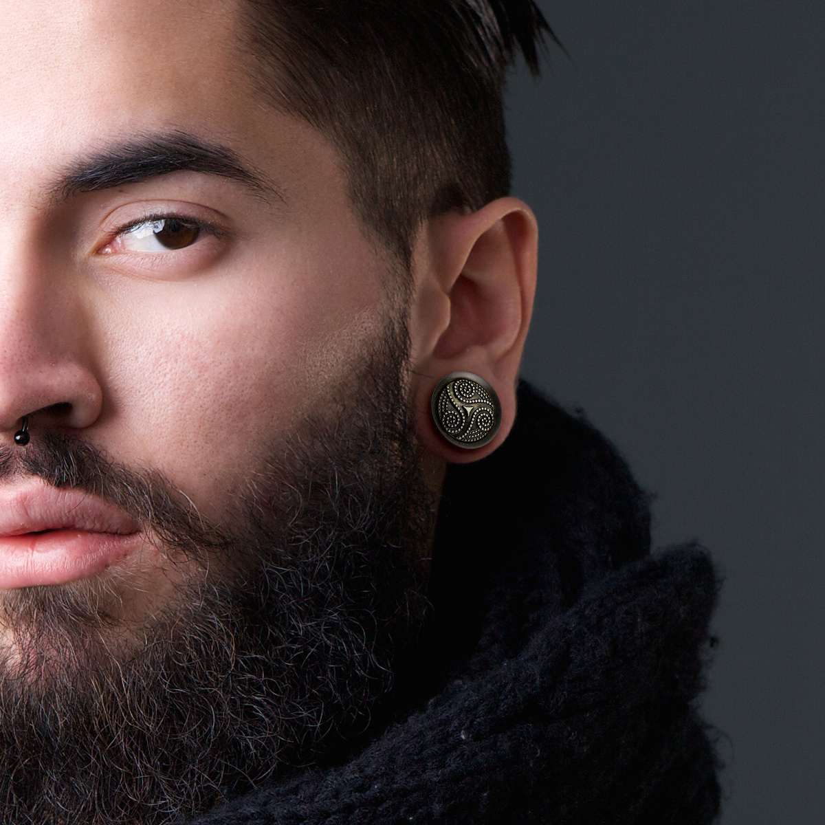 Puidust plug kirju hõimumustriga