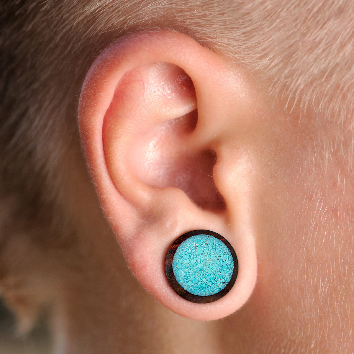 Puidust plug kaunistatud purustatud türkiissinise kiviga