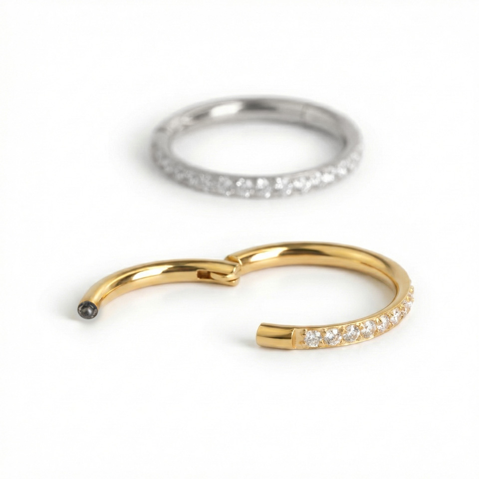 Liigendiga rõngas tehtud kirurgilisest terasest ja väljapoole kivikestega