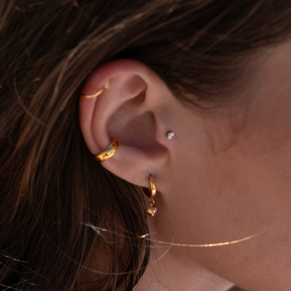 Titaanist rõngas pisar-ripatsiga