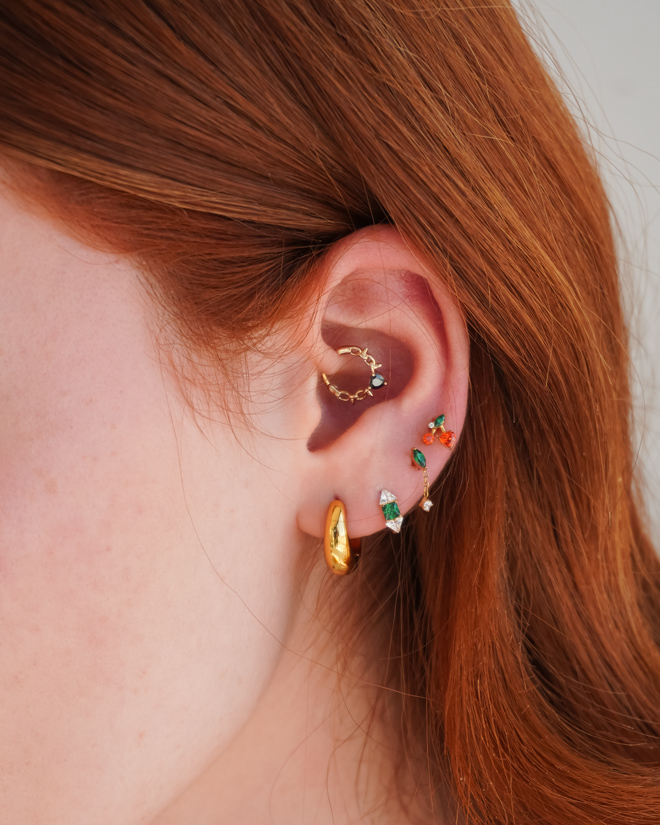 Rõngas okastraadi ja südamekujulise kiviga