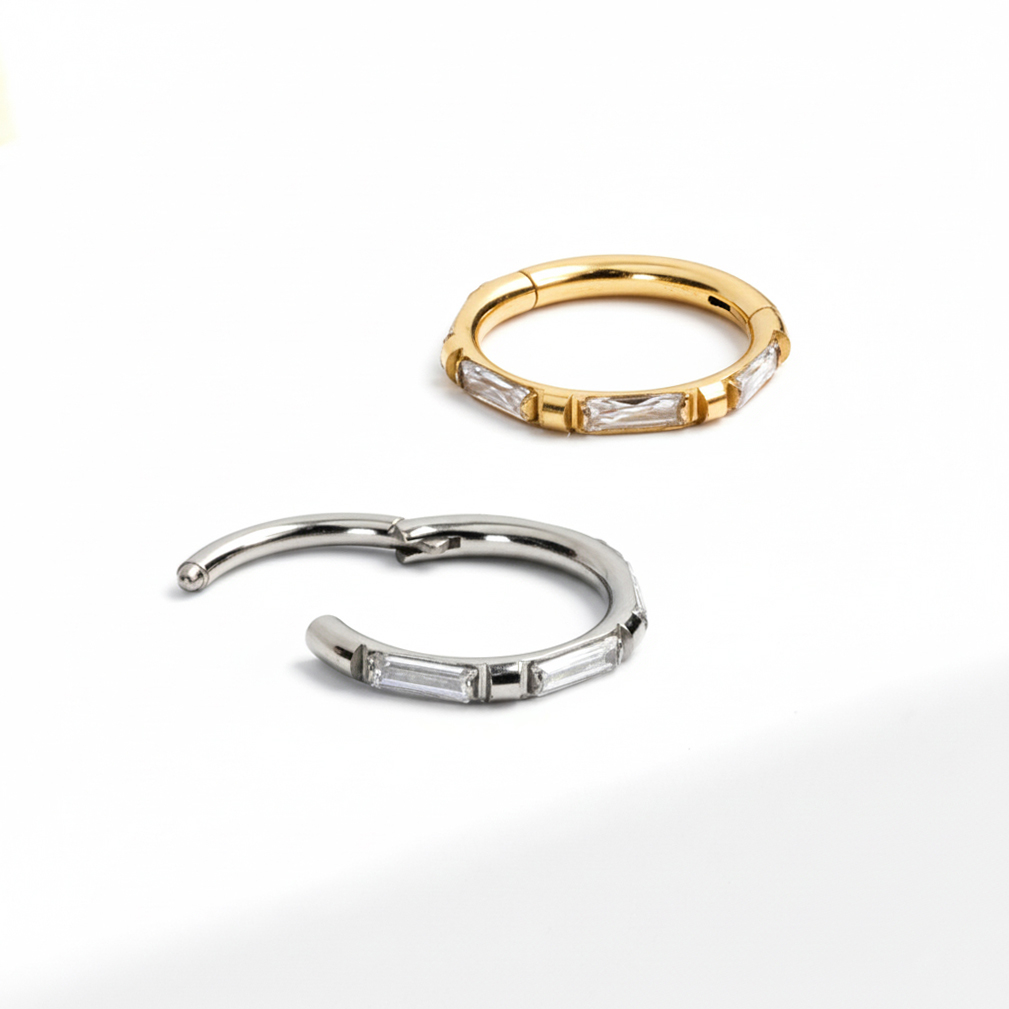 Titaanist rõngas baguette lõikega kividega