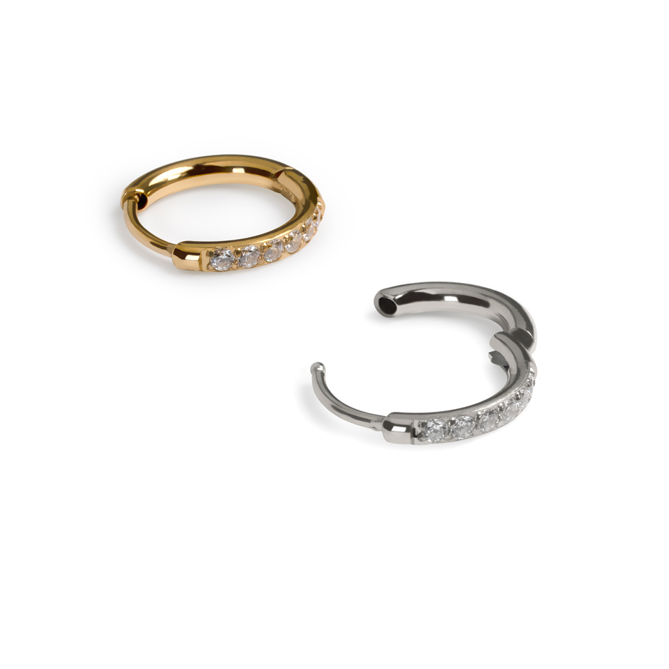 Paar kirurgilisest terasest kivikestega huggie rõngaid