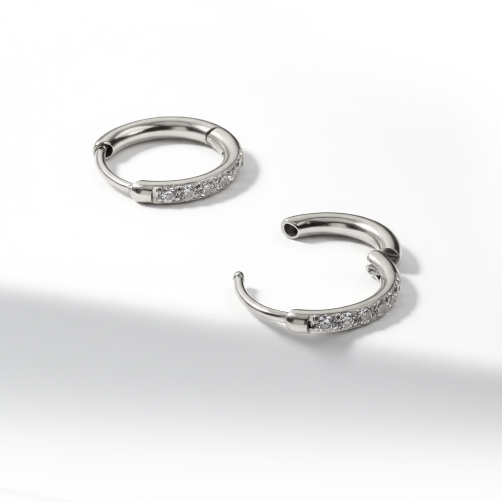 Paar kirurgilisest terasest kivikestega huggie rõngaid