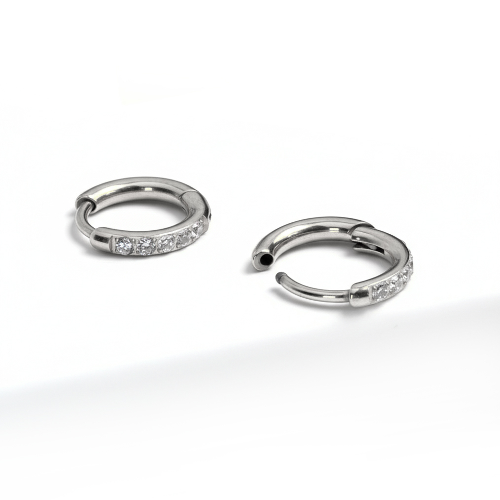 Paar kivikestega titaanist huggie rõngaid