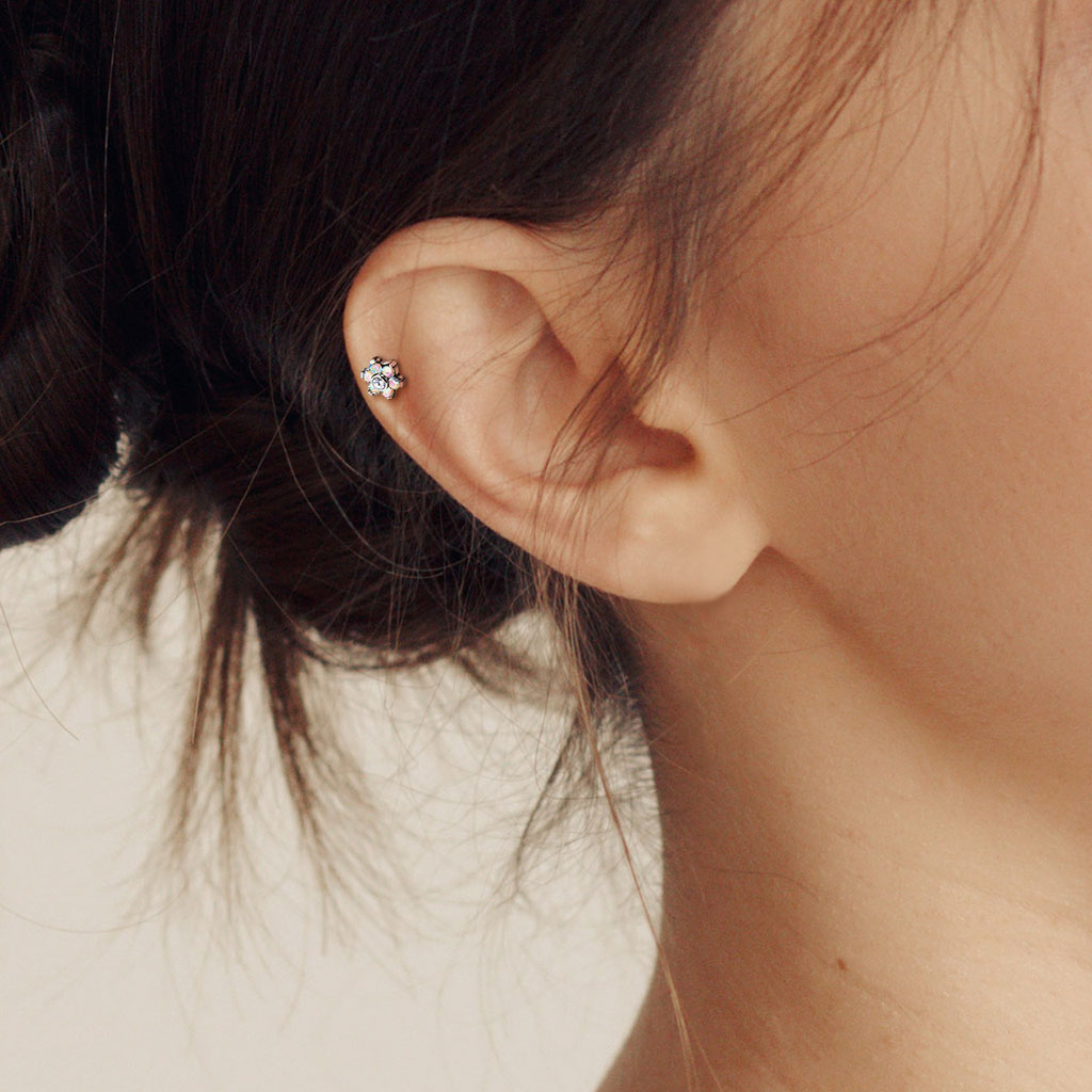 Titaanist push-in labret kividest lillega